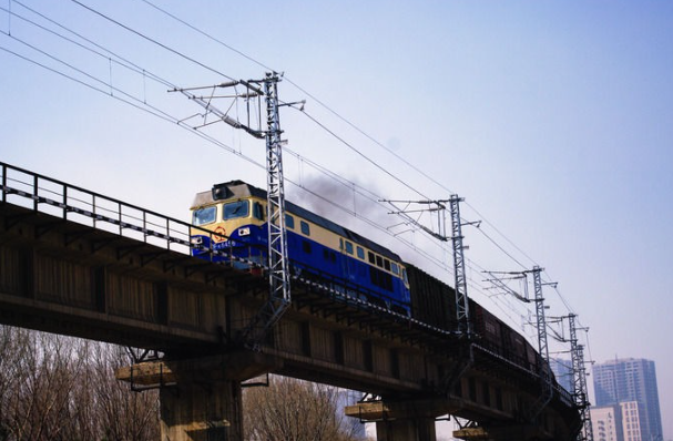 軌道交通|低功耗低電壓嵌入式工業(yè)主機在火車上的數(shù)據(jù)處理應(yīng)用